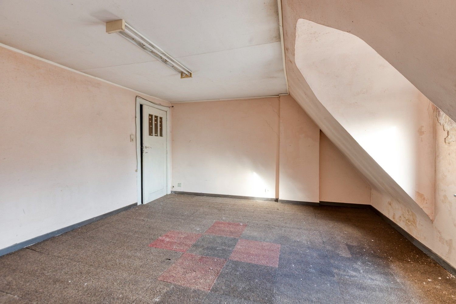 Te renoveren rijwoning met veel potentieel in hartje Genk foto 23