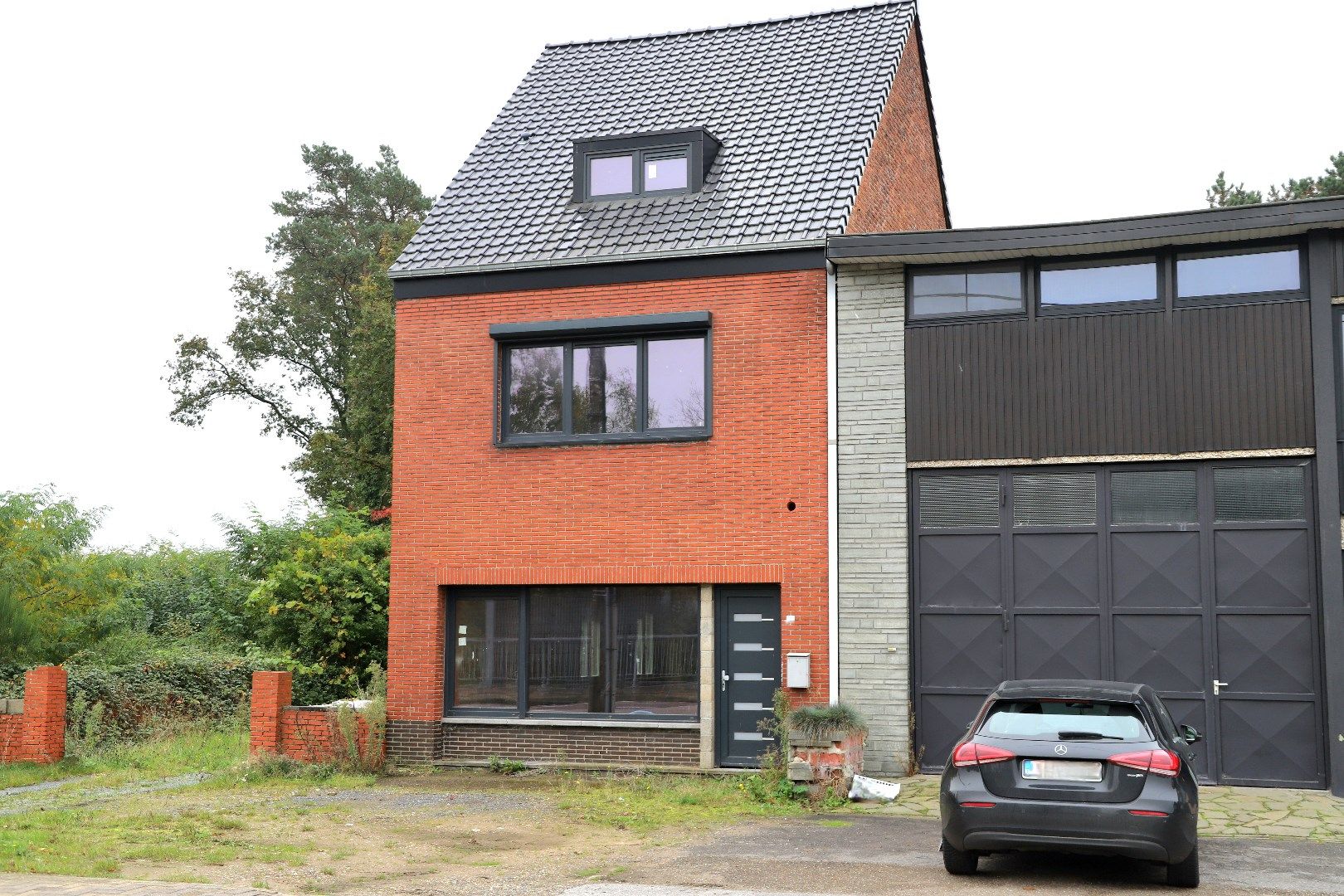 Af te werken ééngezinswoning met 4 slaapkamers in Genk foto 2