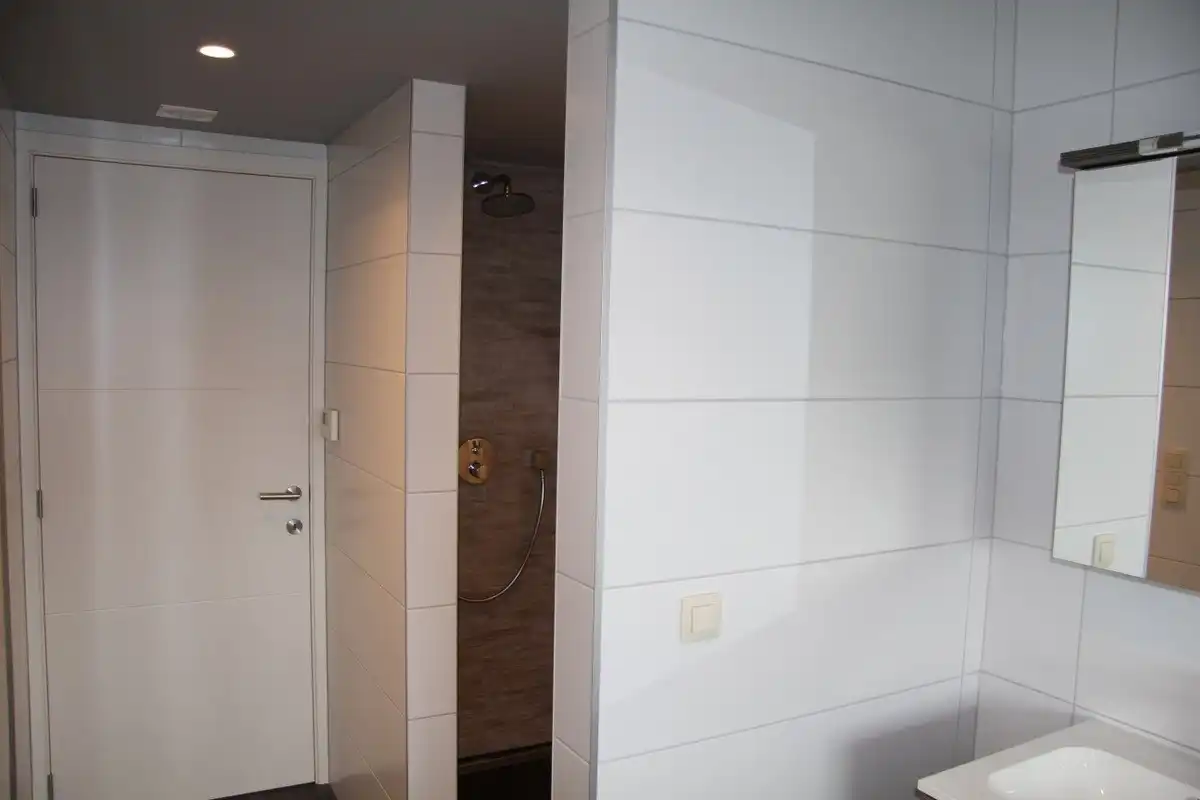 Moderne en ruime woning met 3 slk, terras en tuin  foto 19