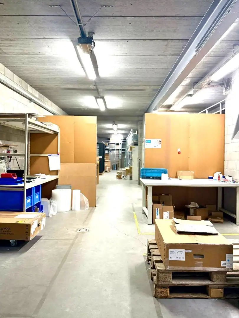 Handelsgelijkvloers met depot en weldra 2 lofts of 4 appartementen. foto 5