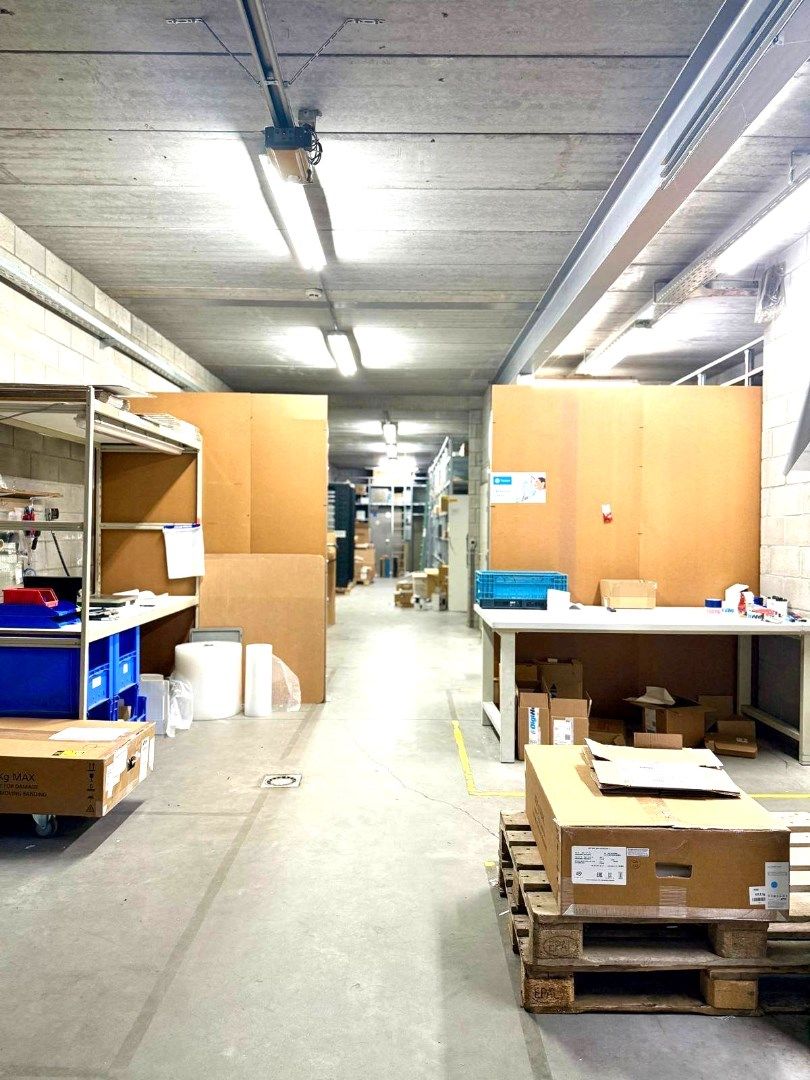 Handelsgelijkvloers met depot en weldra 2 lofts of 4 appartementen. foto 5