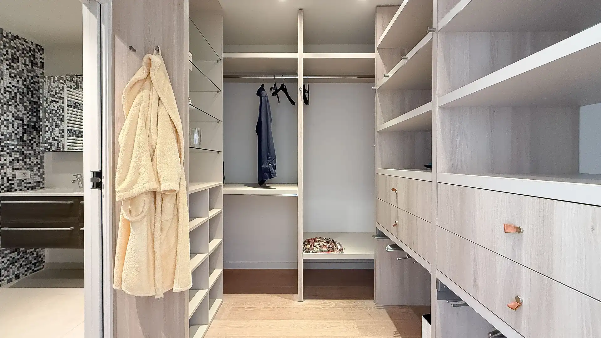 Ruim appartement van 163m² met 11 m² façade in de Dumortierlaan. foto 17