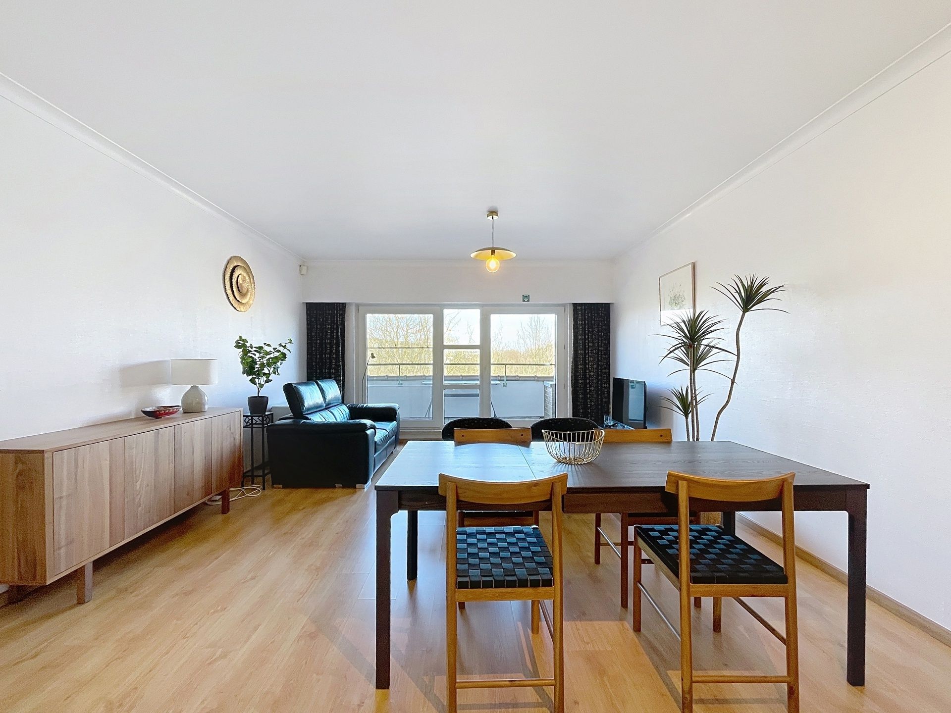 Ruim bemeubeld appartement te Sint-Denijs-Westrem foto {{pictureIndex}}