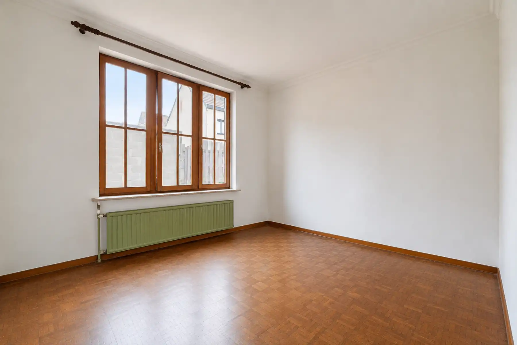 Bungalow met 4 slaapkamers, zolder, garage en tuin  foto 8