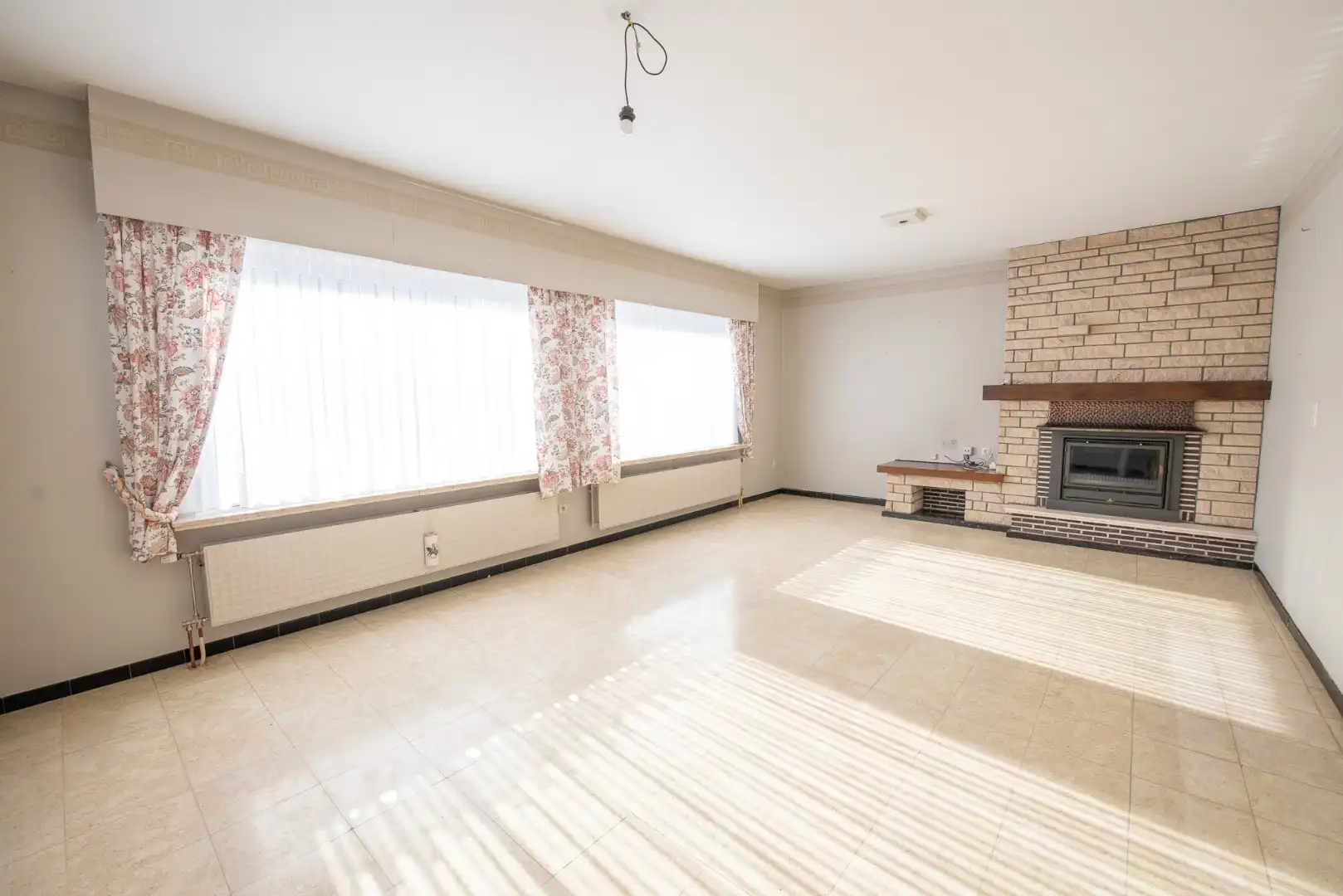Praktische woning met 3 slaapkamers, garage, veranda en leuke tuin in centrum Wontergem foto 2