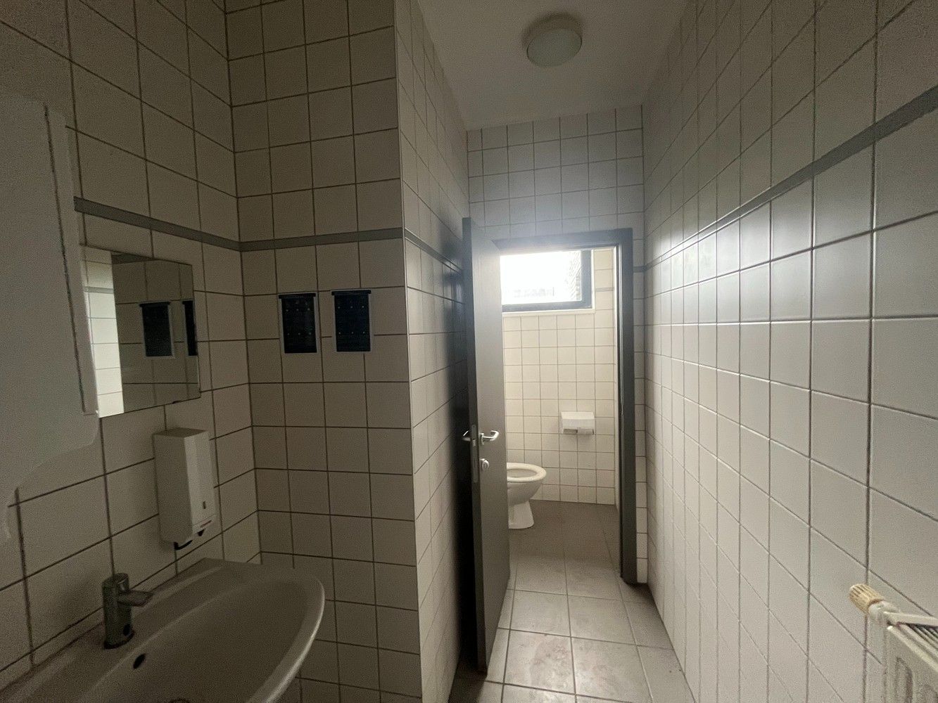 Bedrijfshal met terrein foto 11