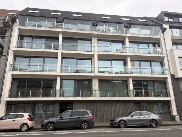 Ongemeubeld tweeslaapkamer-appartement in moderne residentie in Mariakerke foto {{pictureIndex}}
