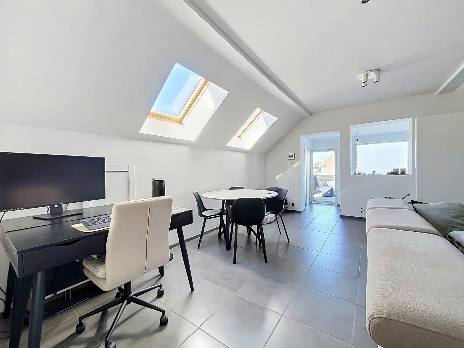 Instapklaar duplexappartement met ruim terras en parking! foto 8
