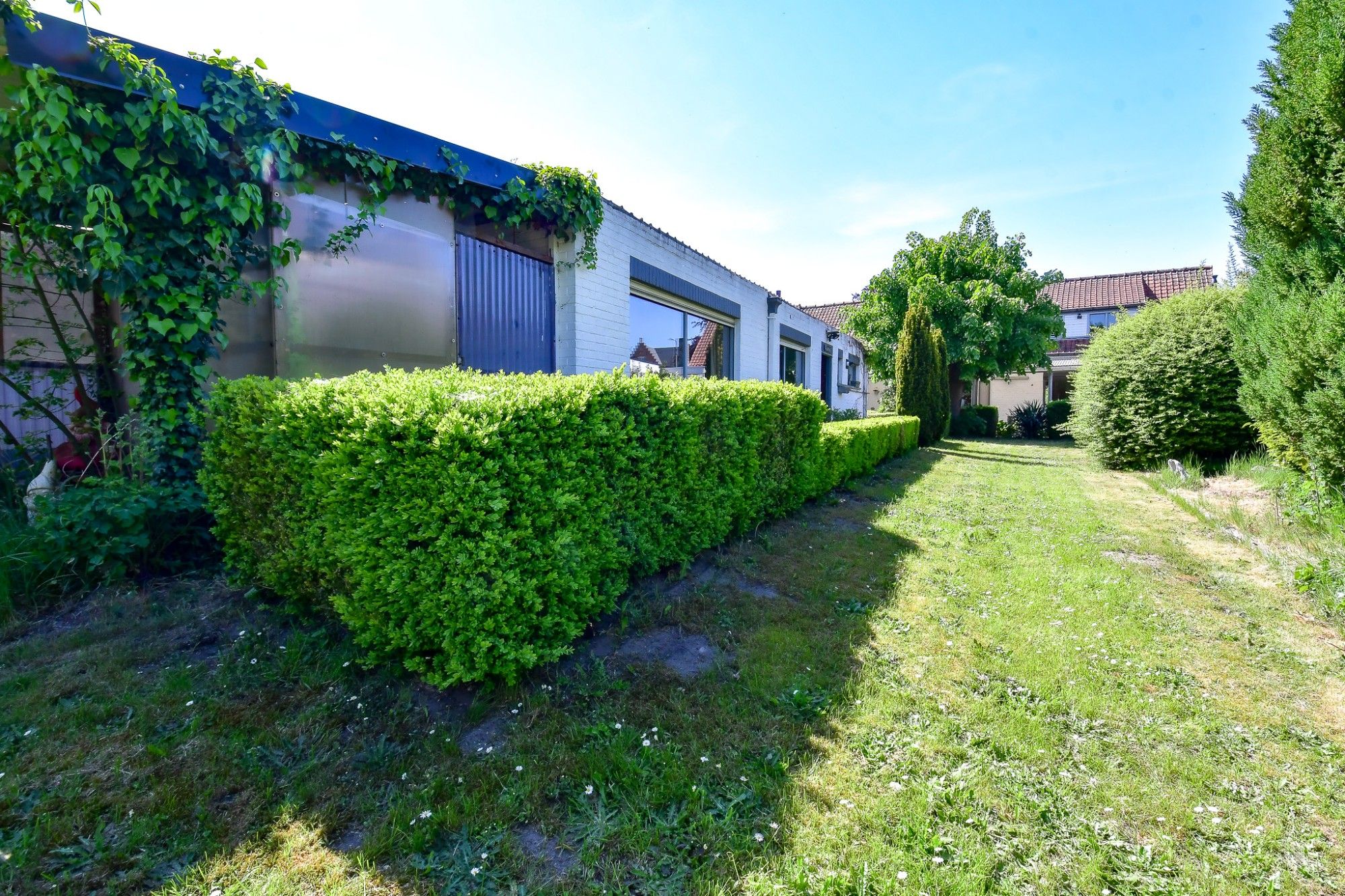 Woning en bijgebouw met prachtige idyllische tuin en uitweg op 2034 m² foto 9