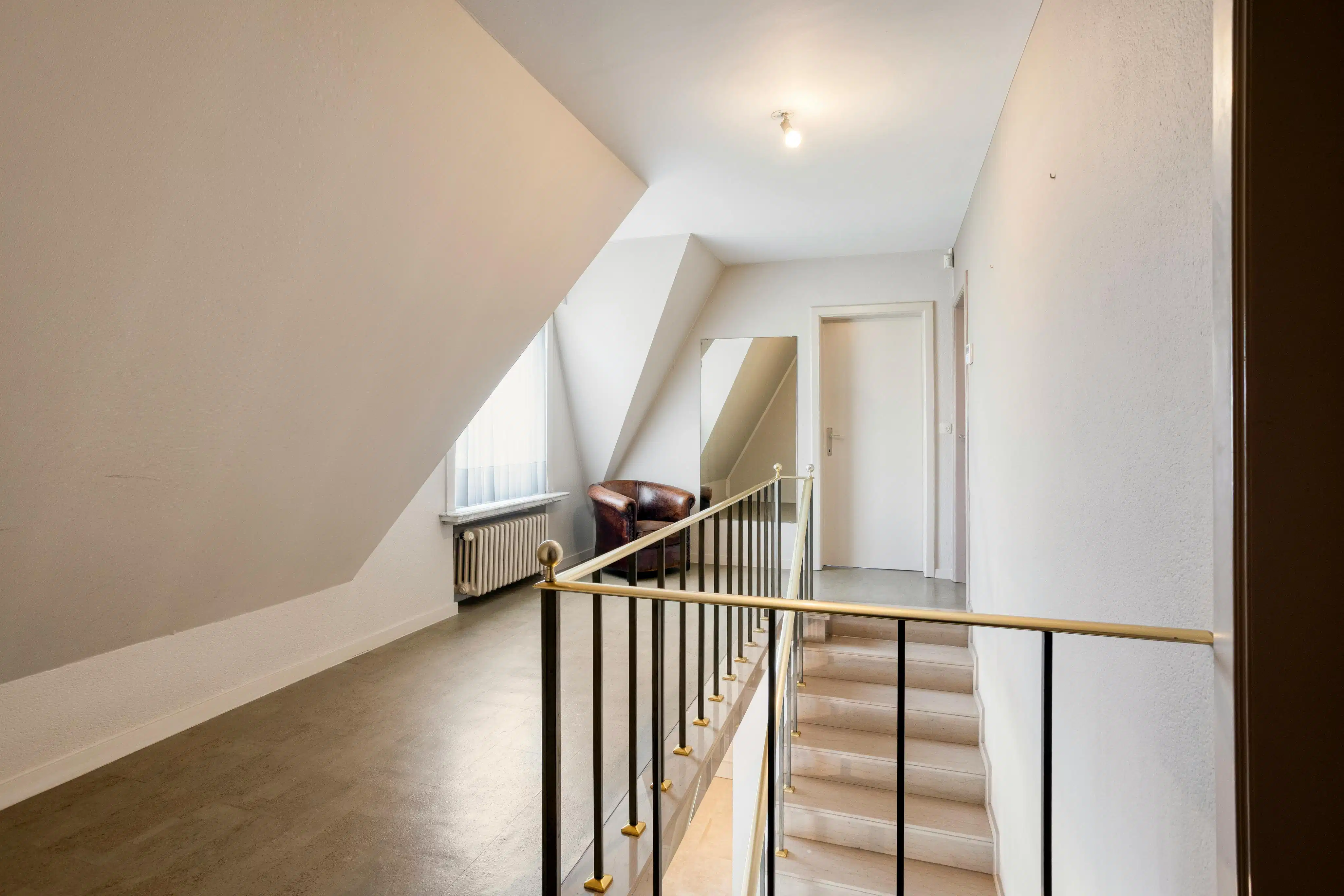 Ruime eigendom met woning, loods en extra bouwgrond foto 9