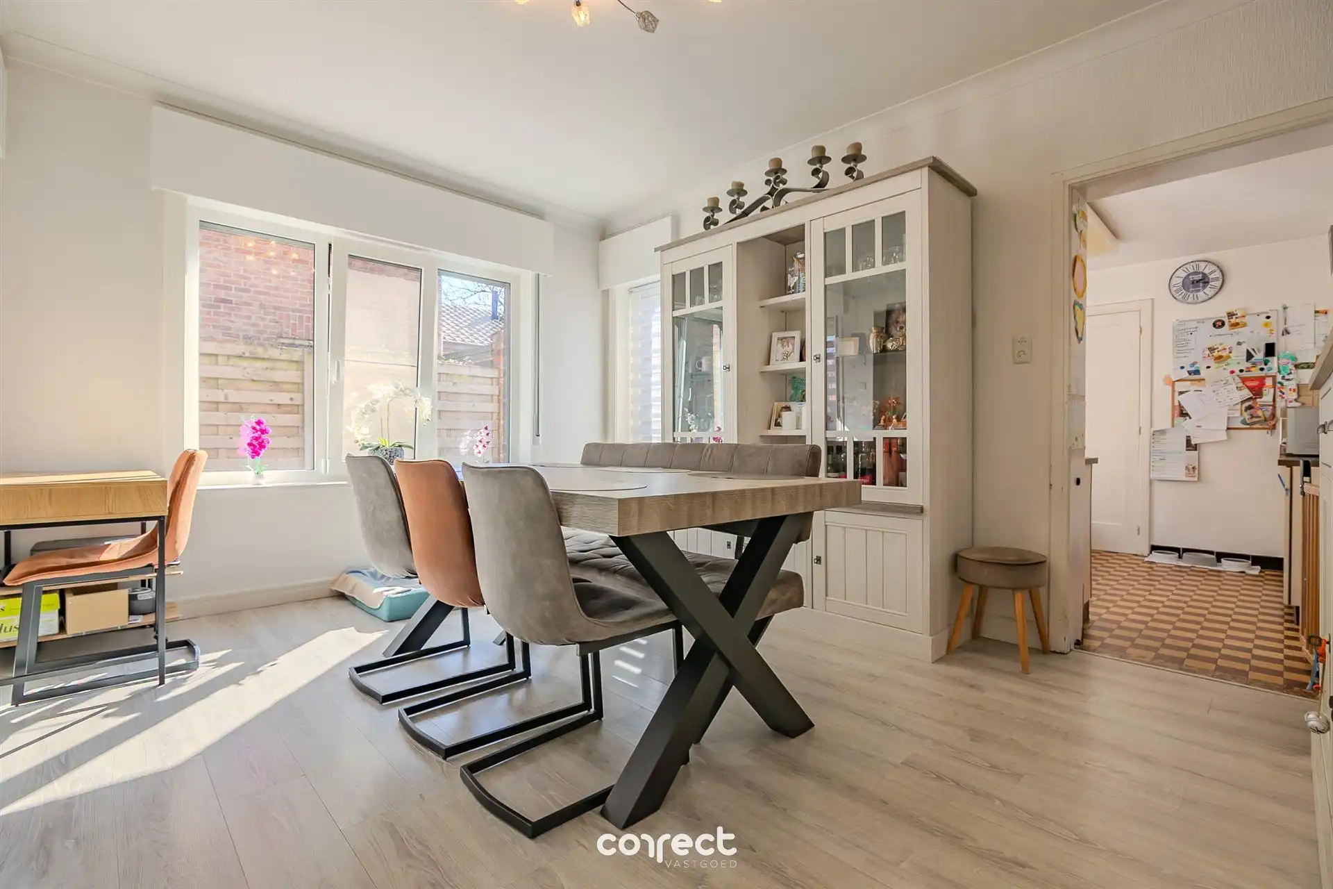 Halfopen bebouwing met oprit, garage, tuin en 3 slaapkamers. foto 2