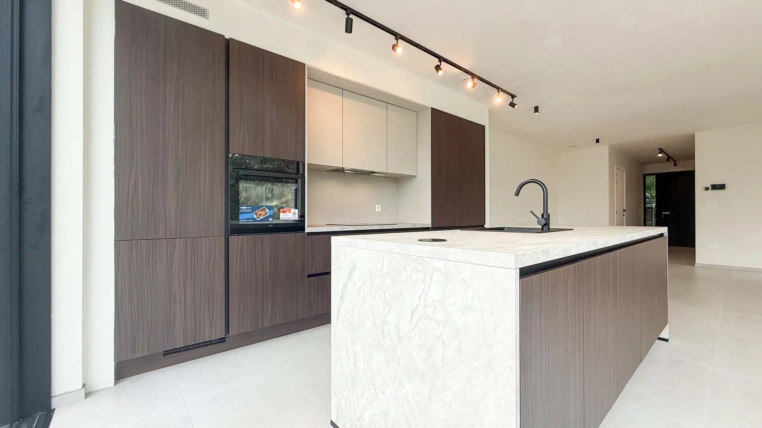 Kwalitatief afgewerkte nieuwbouwwoning op centrale ligging! foto 9