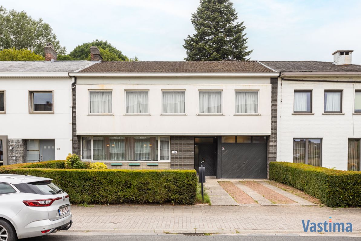 Statige burgerwoning met 5 slaapkamers, garage en tuin foto 1