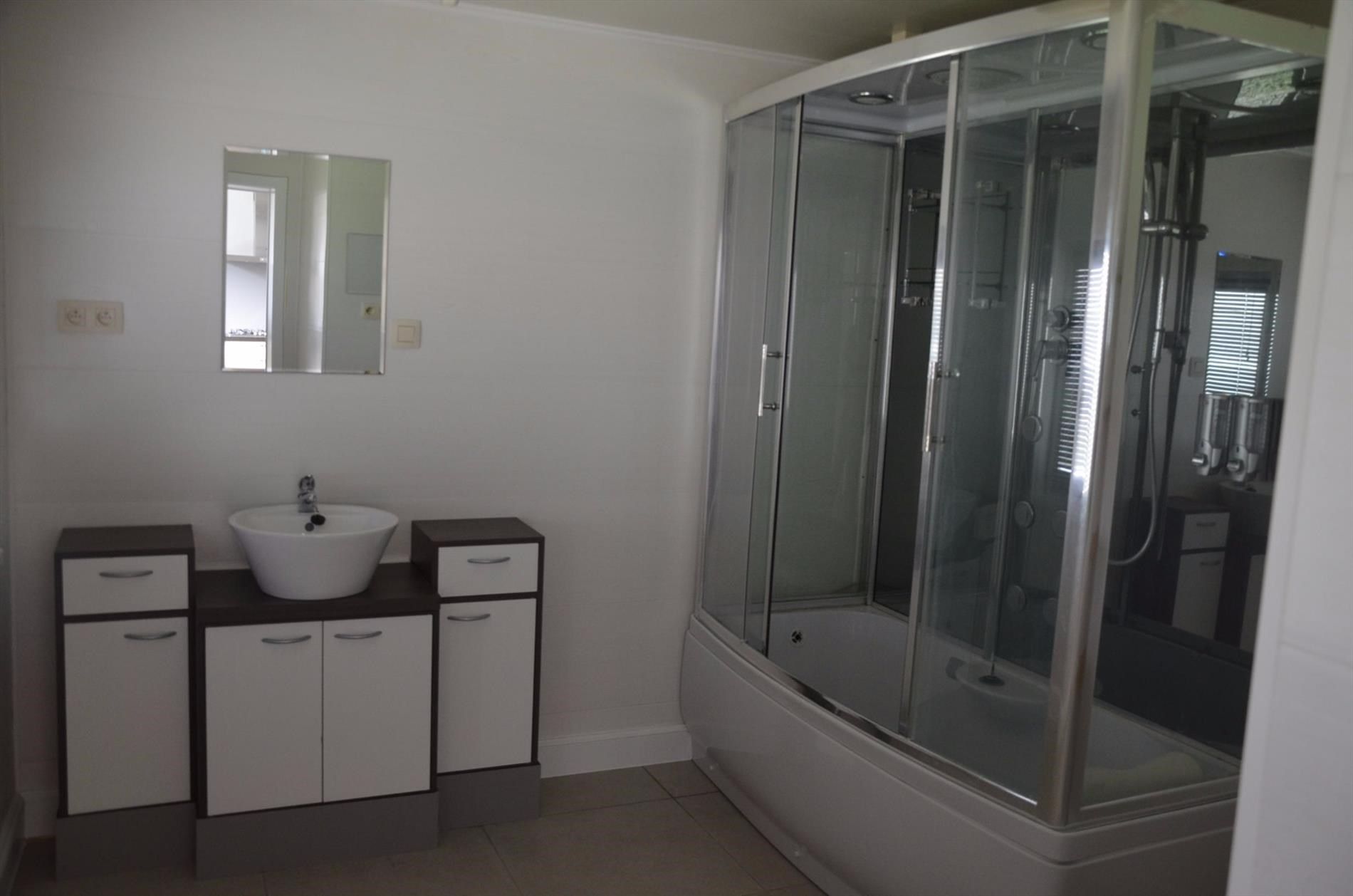 Ruime vernieuwde woning  foto 7