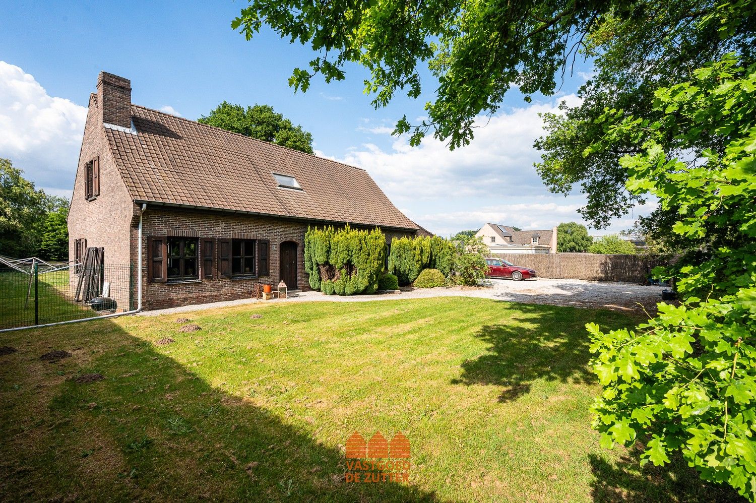 Karaktervolle alleenstaande woning op ruim perceel van 2.043 m² foto 2