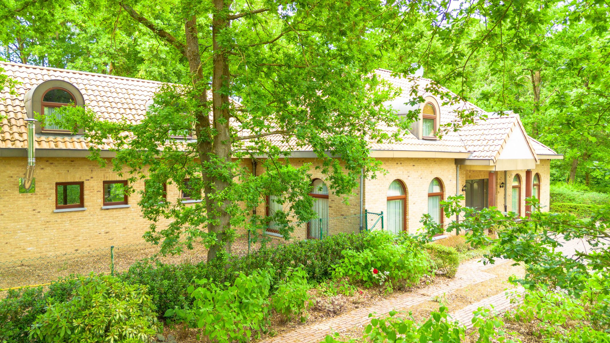 Riante villa met 5 slaapkamers, 4 badkamers en binnenzwembad foto 31