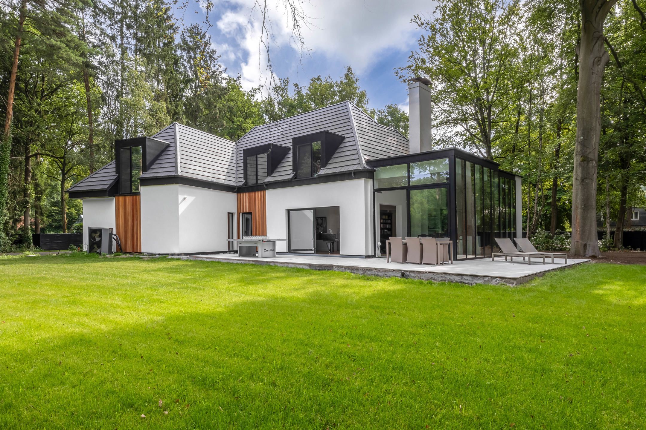 Luxe volledig gerenoveerde villa op een prachtig hoekperceel foto {{pictureIndex}}
