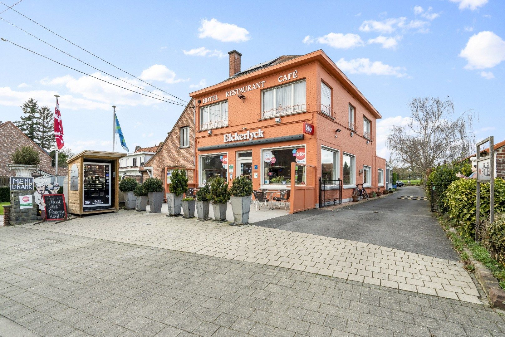 Hoofdfoto van de publicatie: handelspand en vrij café 'Hotel Elckerlyck' met 6 kamers