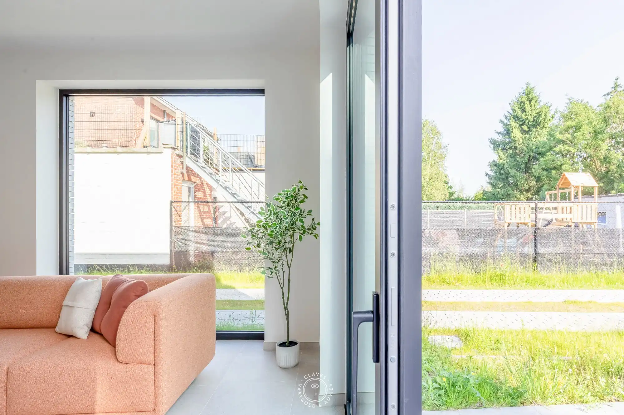 Deluxe drieslaapkamerappartement met privatieve tuin foto 9