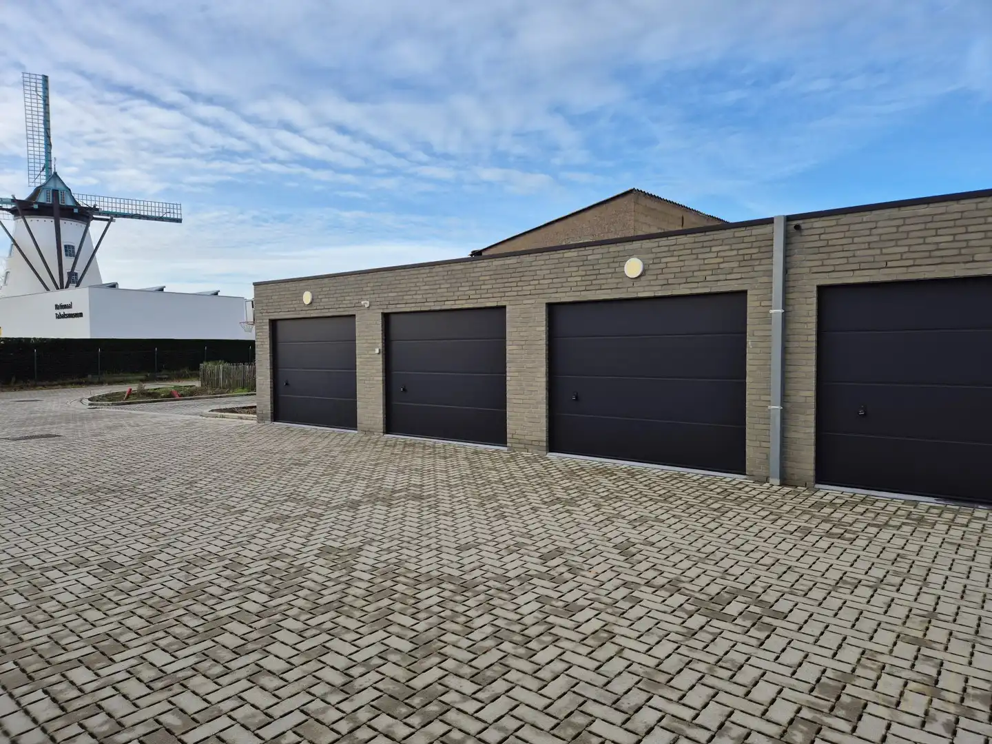 Nieuwbouw garage foto {{pictureIndex}}