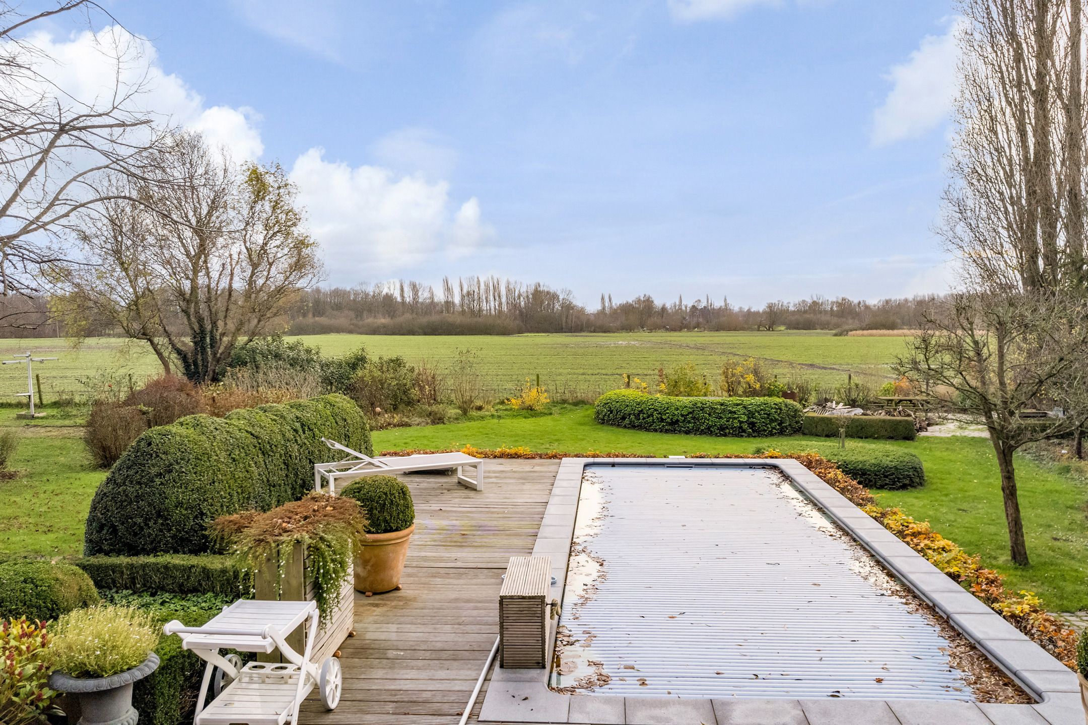 Uitzonderlijke hoeve met apart praktijkgedeelte, zwembad en prachtig zicht op weiland op 2.642m². foto 3