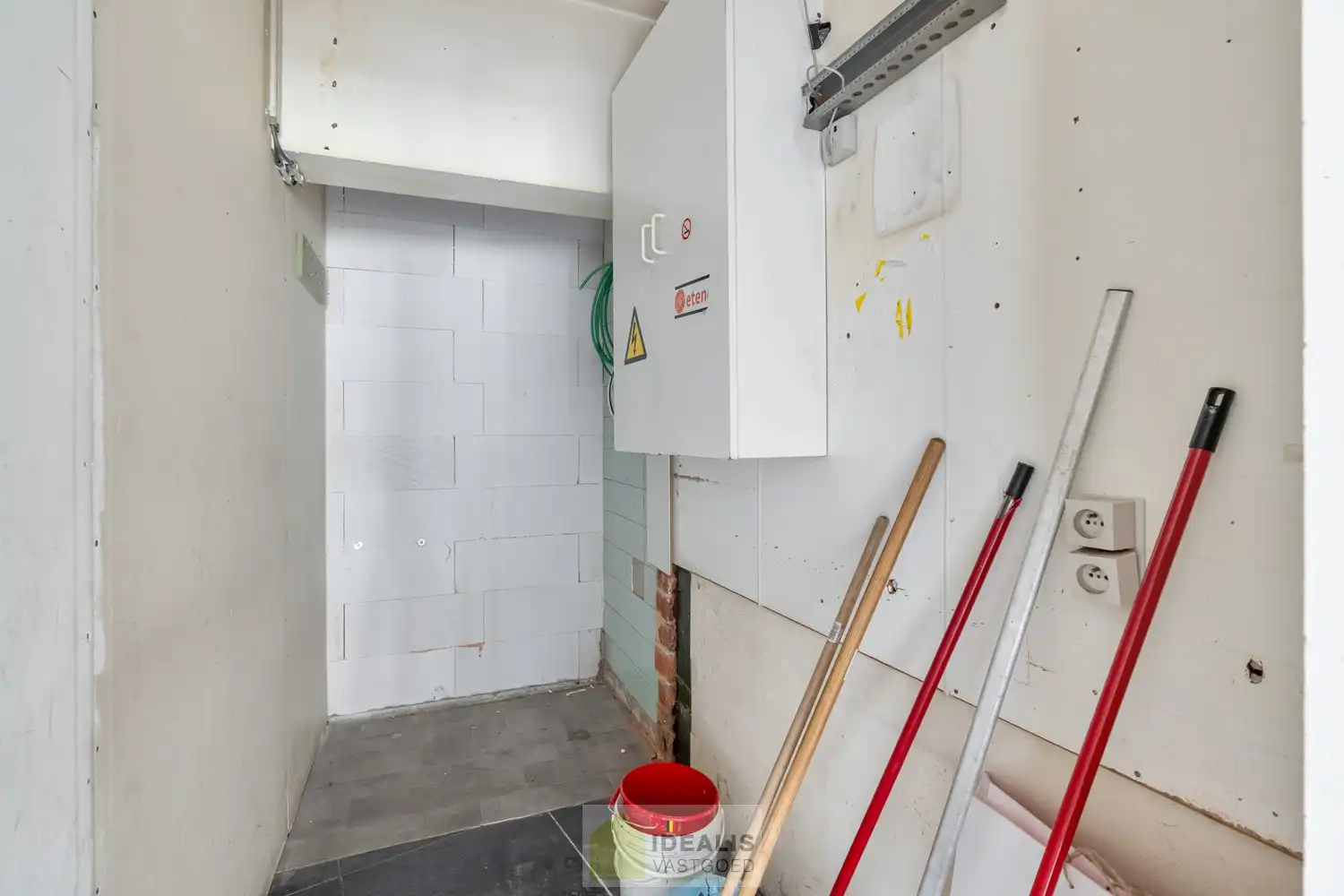 IDEALIS VASTGOED - HANDELSRUIMTE MET TAL VAN MOGELIJKHEDEN OP EEN TOPLOCATIE IN HET CENTRUM VAN PEER! Dit handelspand van +- 92m² is gelegen op de meest levendige winkelstraat van Peer met een breed aanbod aan winkels, restaurants en dienstverlenende bedrijven. Gemakkelijk te bereiken te voet, per auto én openbaar vervoer  en gelegen op een absolute zichtlocatie! foto 10