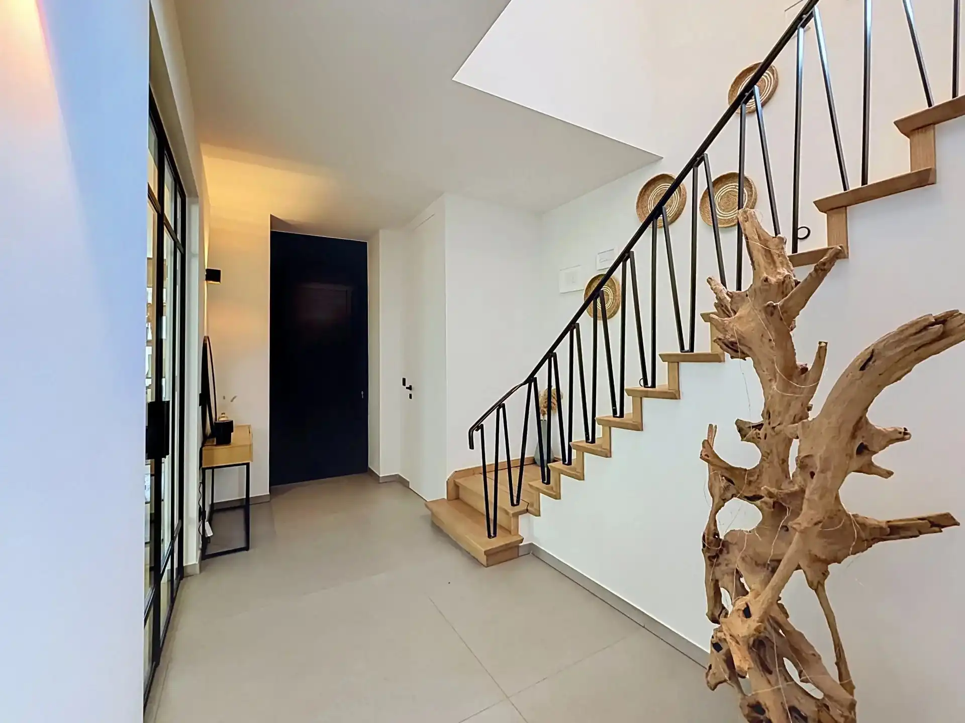 Zeer ruime villa voorzien van alle luxe met 3, mogelijk 5 slaapkamers en 2 badkamers foto 4