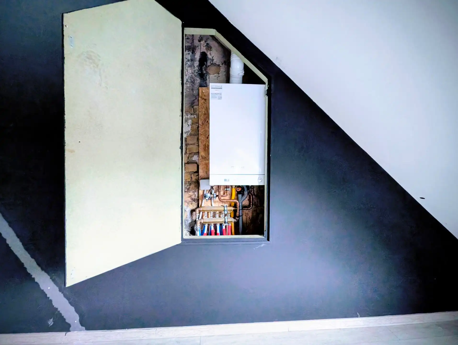 Herenhuis te koop met zuidwest gerichte tuin en parkeerplaats. Vernieuwd dak, nieuwe elektriciteit & nieuwe aardgas-CV foto 27