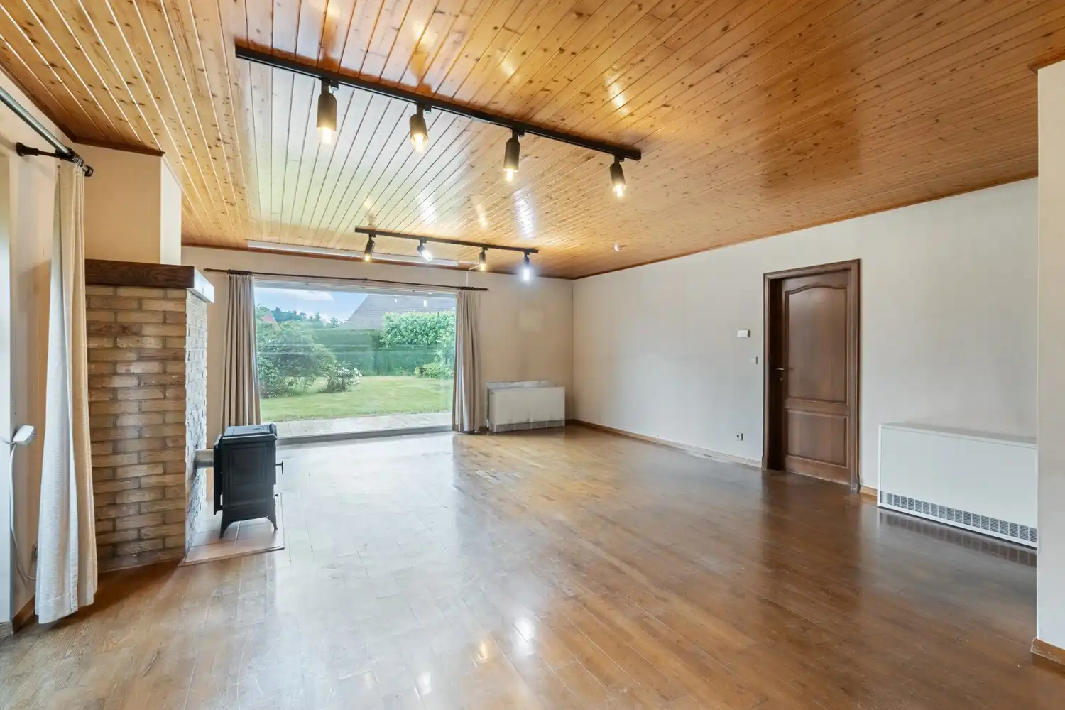 Te renoveren woning met vier slaapkamers, inpandige garage en noordwest georiënteerde tuin op een perceel van 6 are 78 ca te Begijnendijk ! foto 6