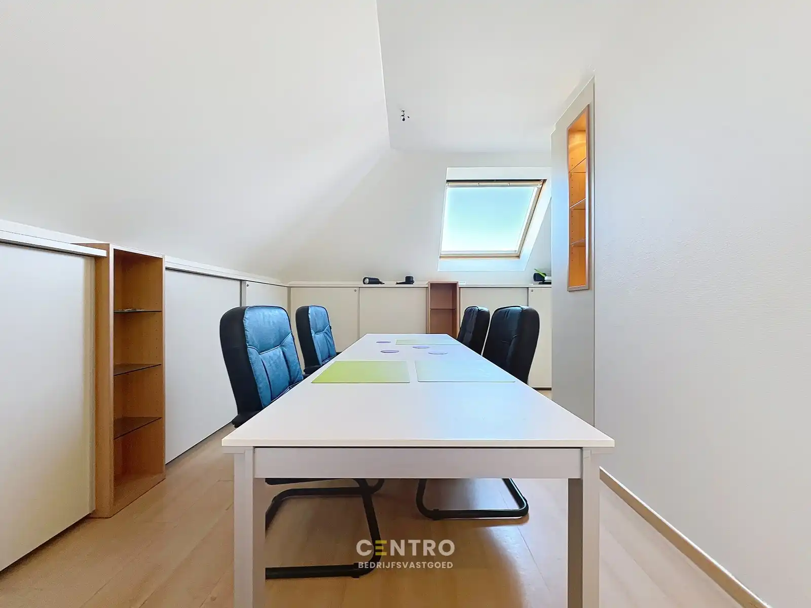 Instapklare, gemeubileerde KANTOORRUIMTE TE HUUR met 5 private parkeerplaatsen voor de deur. Op strategische ligging te Roeselare! foto 17