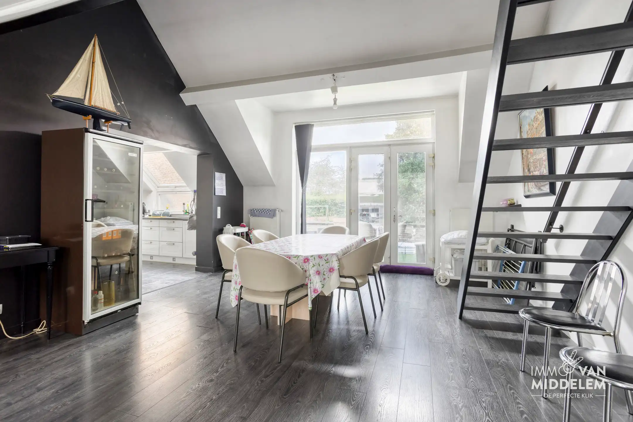 Hoofdfoto van de publicatie: INSTAPKLARE DUPLEX MET 3 KAMERS , TERRAS EN KELDER
