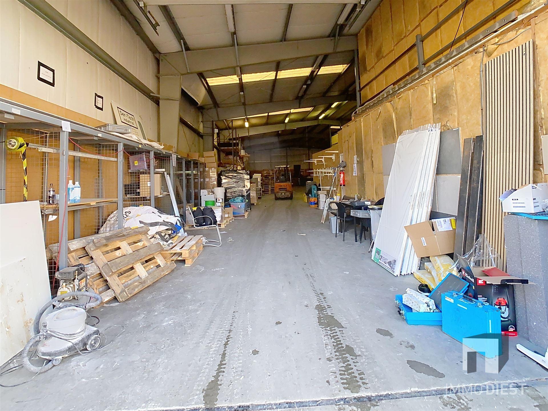 Industrieel gebouw met magazijnen en burelen foto 10