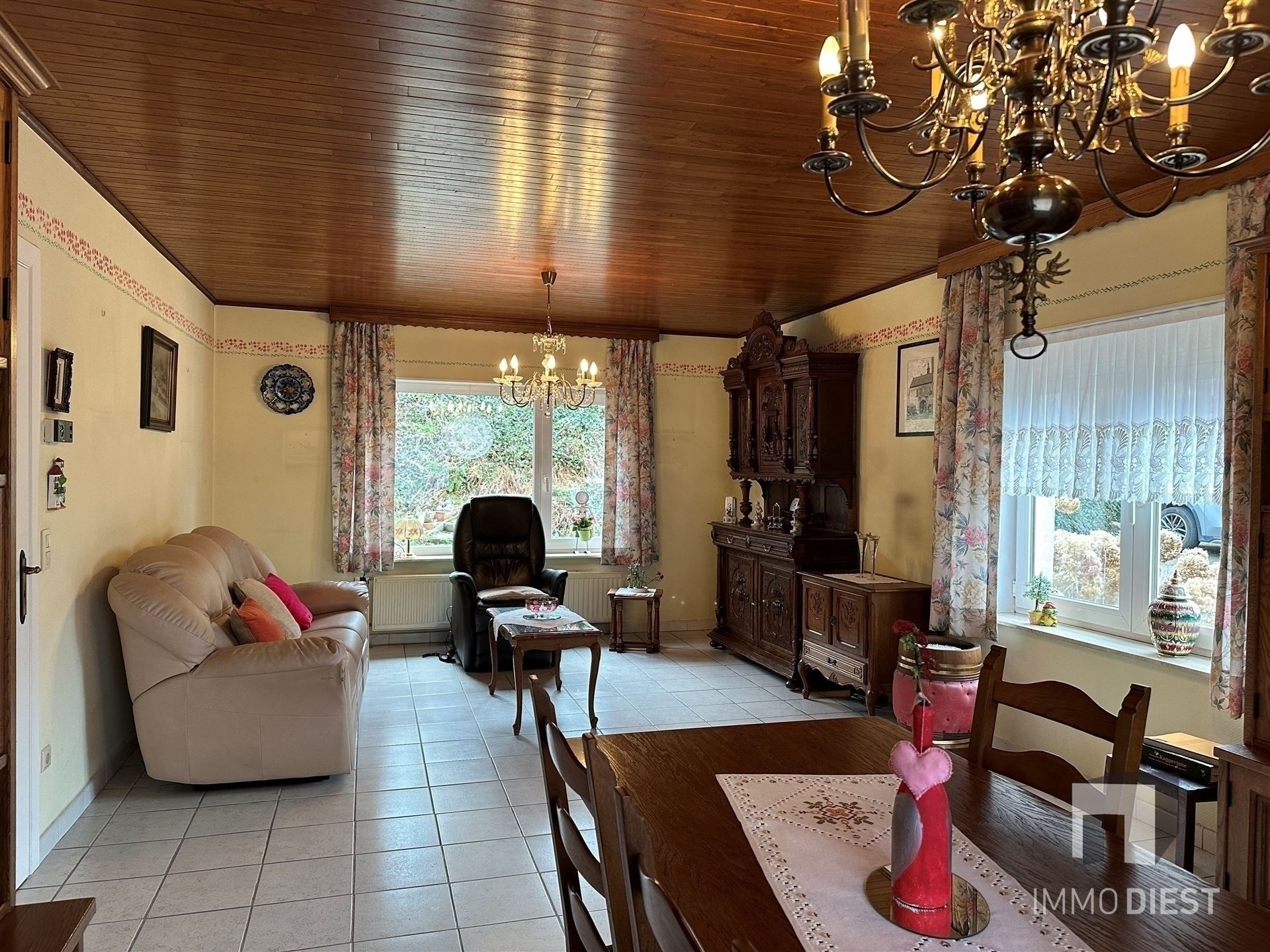 Instapklare woning met grote garage en stalling foto 12