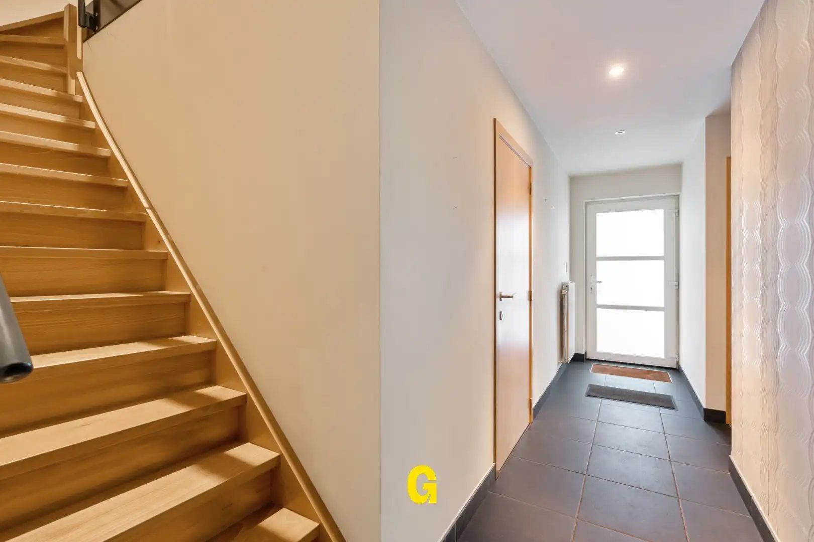 Degelijke instapklare rijwoning met drie slaapkamers, inpandige garage en tuin met terras vlakbij het centrum van Bilzen foto 17