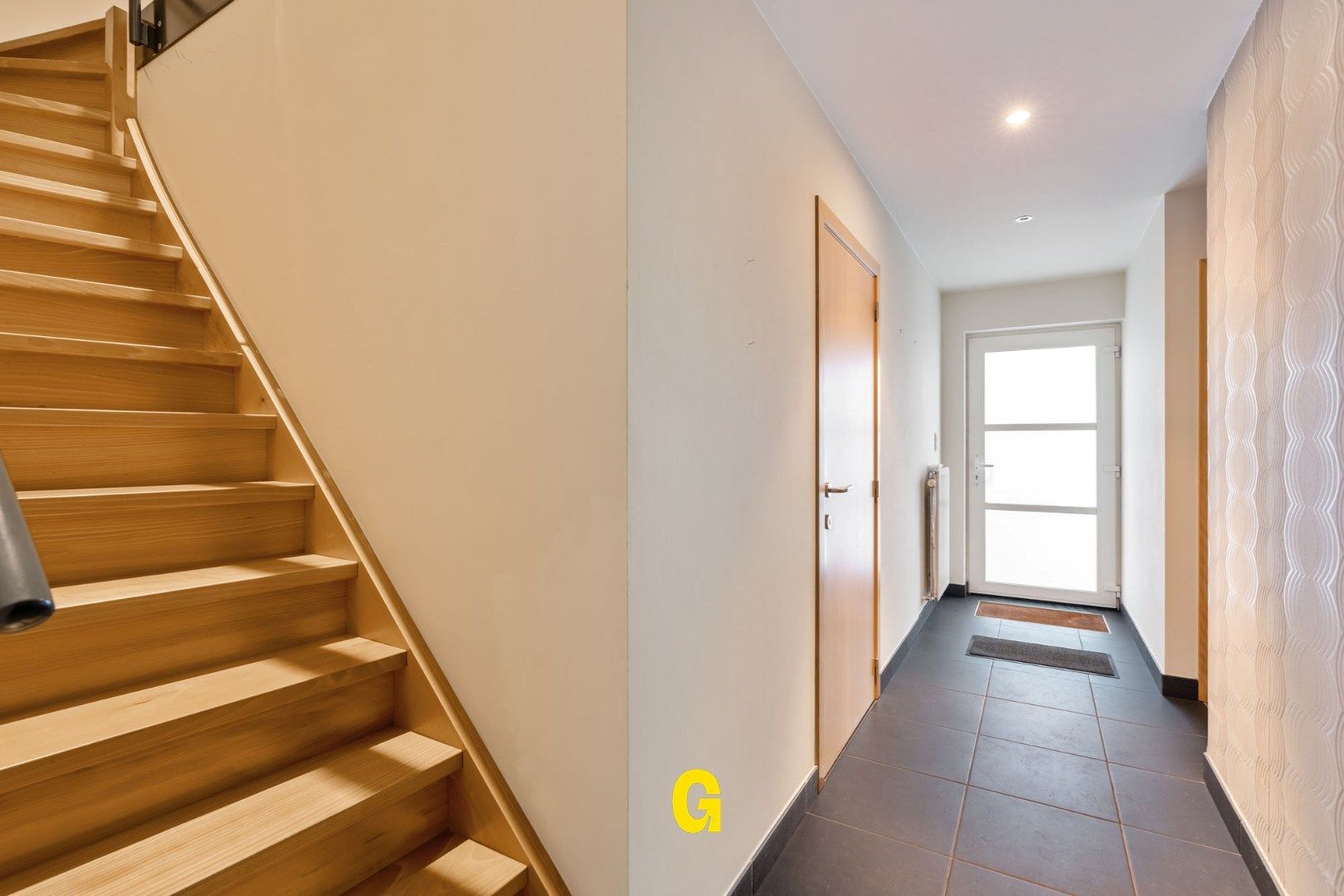 Degelijke instapklare rijwoning met drie slaapkamers, inpandige garage en tuin met terras vlakbij het centrum van Bilzen foto 17