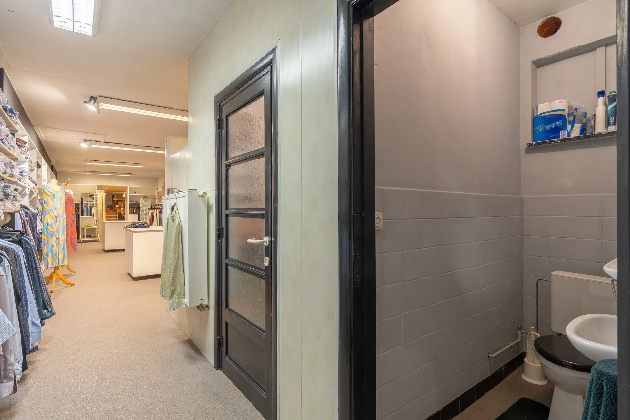 Goed gelegen gelijkvloers handelspand van maar liefst 436m² foto 8