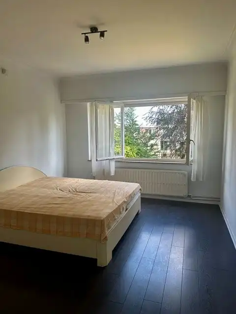 Groot woonhuis op 3 verdiepingen, bestaande uit 2 appartementen , met garage en grote tuin .  foto 6