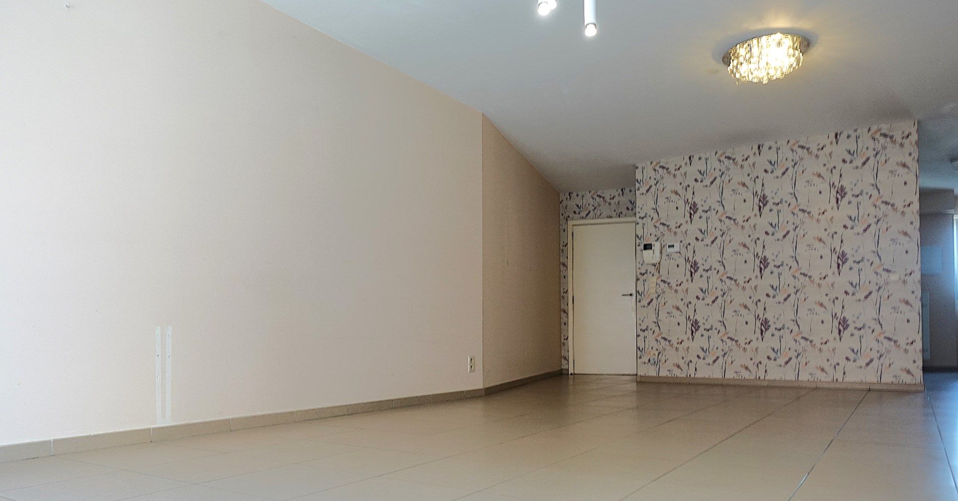 Ruim appartement met 2 slaapkamers te huur in centrum Gistel. foto 2
