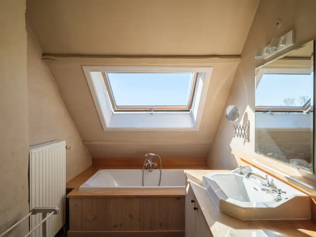 Karaktervolle hoeve met 5 slaapkamers en 4 badkamers, discreet gelegen op de tweede bouwlijn in een groene omgeving. foto 18