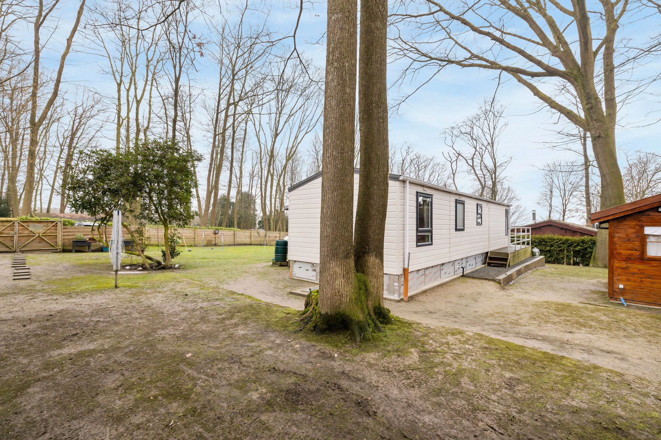 gezellige vaste caravan te midden van de natuur foto 20