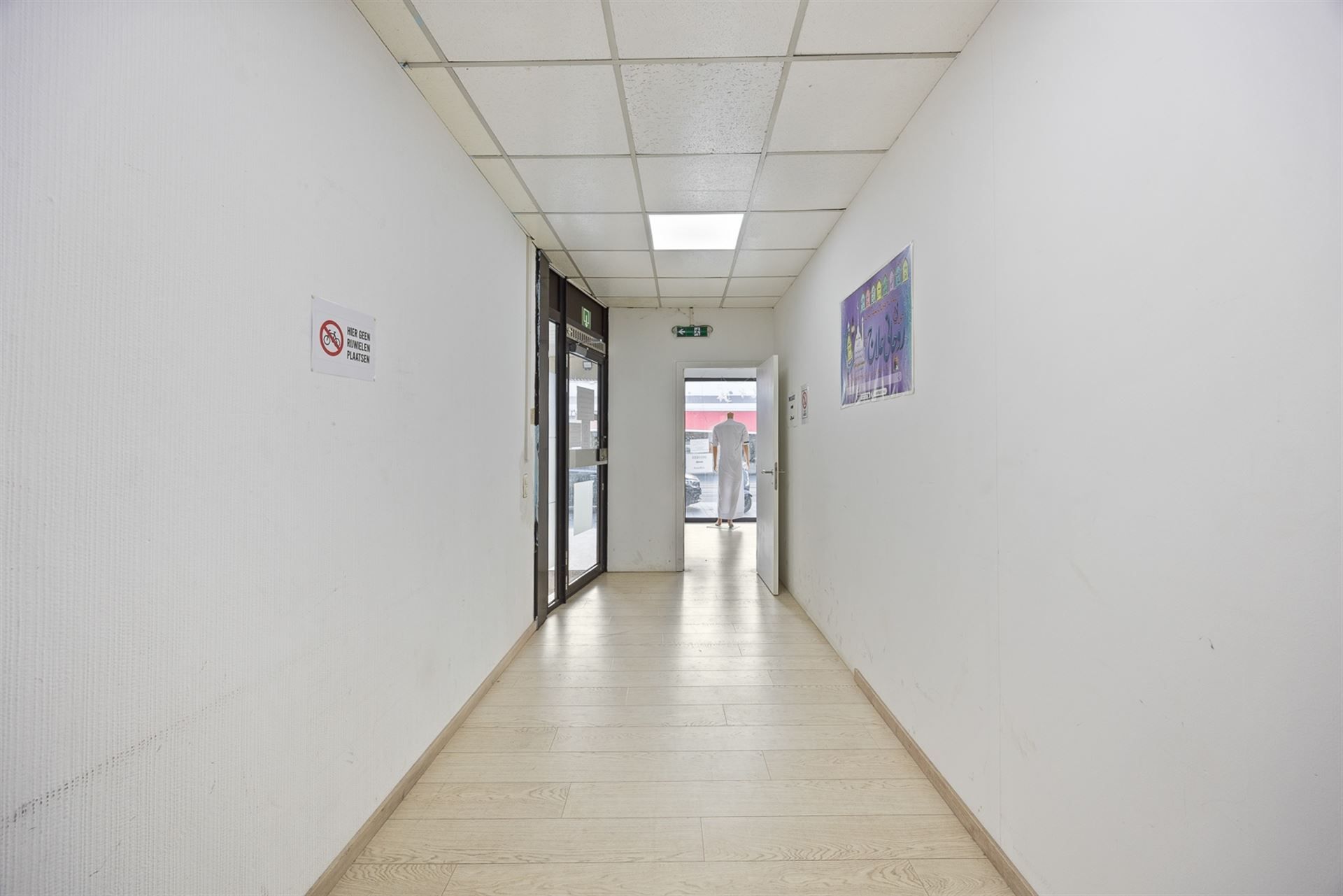 Handelsruimte met magazijn van 330 m2 foto 4