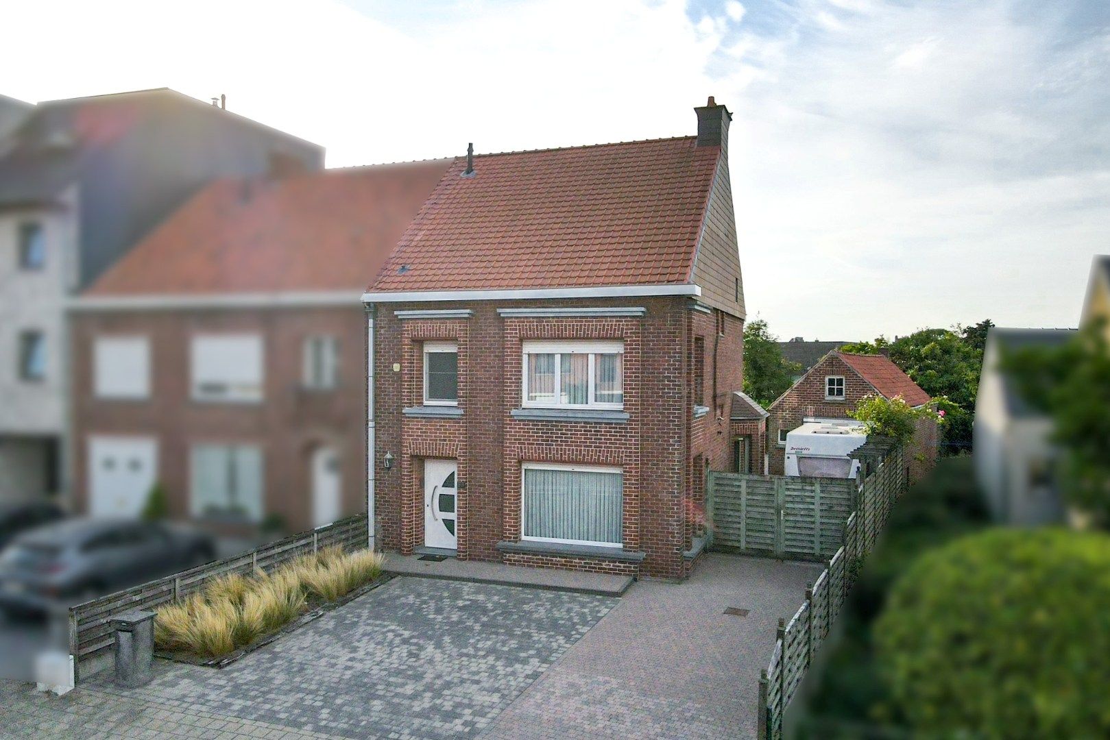 Woning met garage en tuin met mogelijkheid tot 5 slaapkamers foto 2