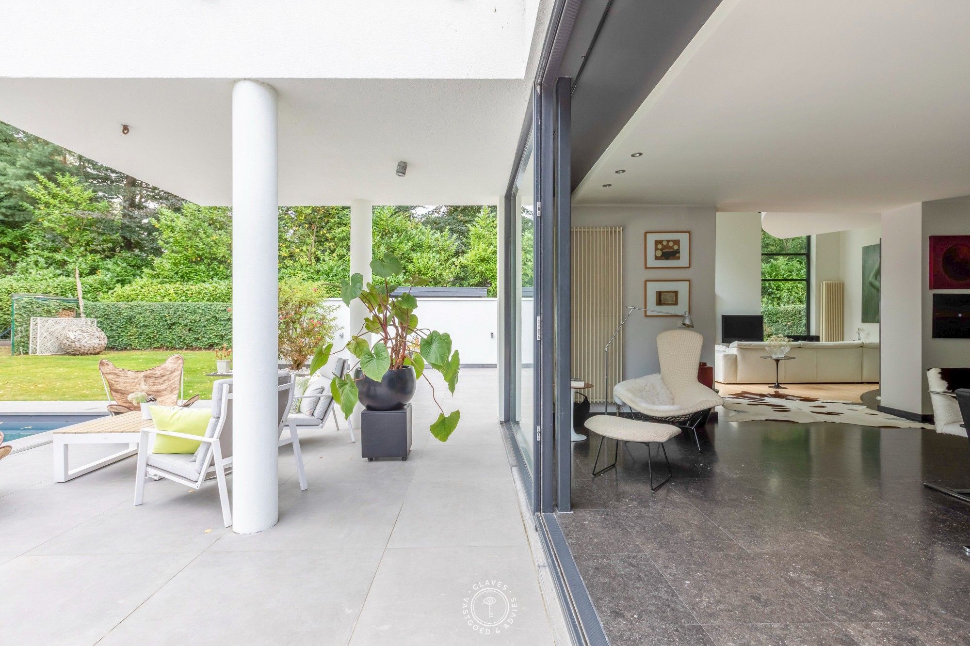 Architecturale villa met prachtige tuin en zwembad foto 10