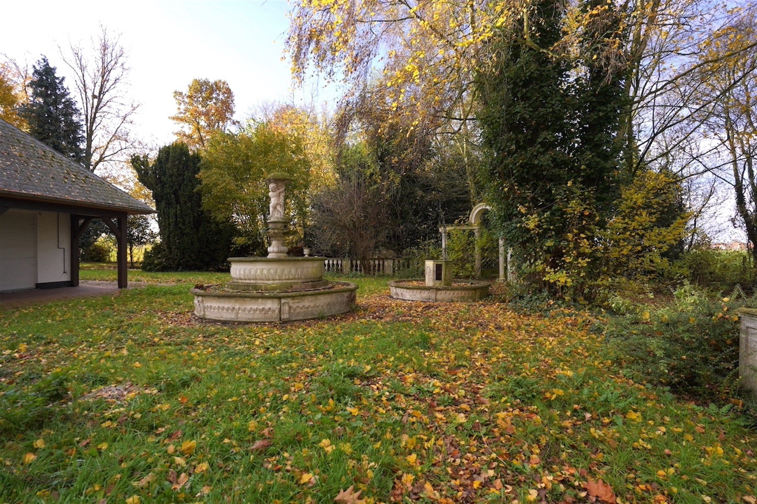 Majestueuze eigendom gelegen op een weelderig landgoed van ca. 1 ha! foto 6