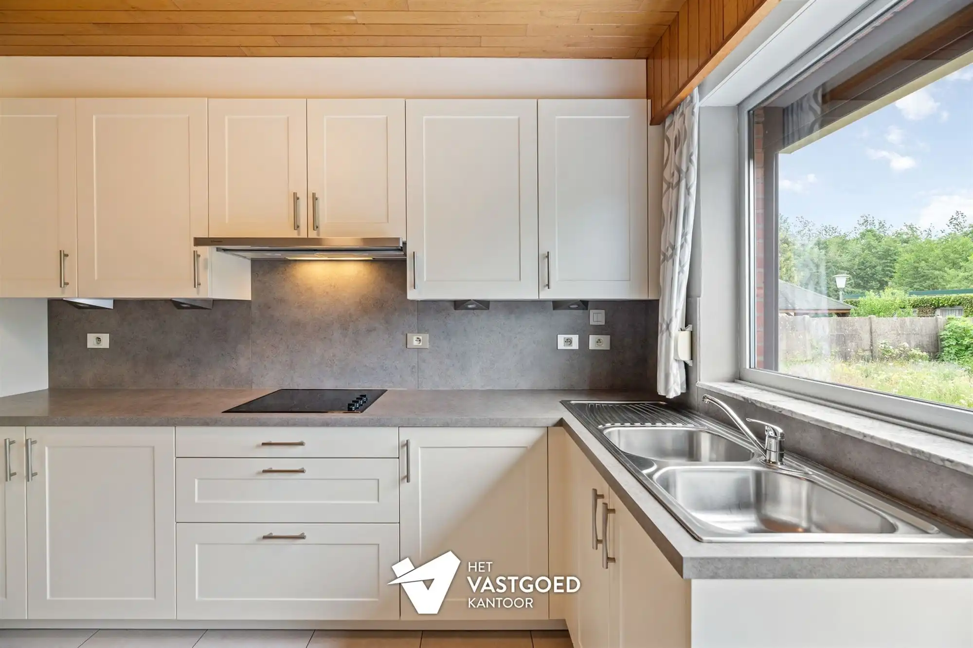 INSTAPKLARE, GELIIJKVLOERSE WONING OP TOP-LIGGING TEGEN NATUURGEBIED IN DOODLOPENDE STRAAT foto 8