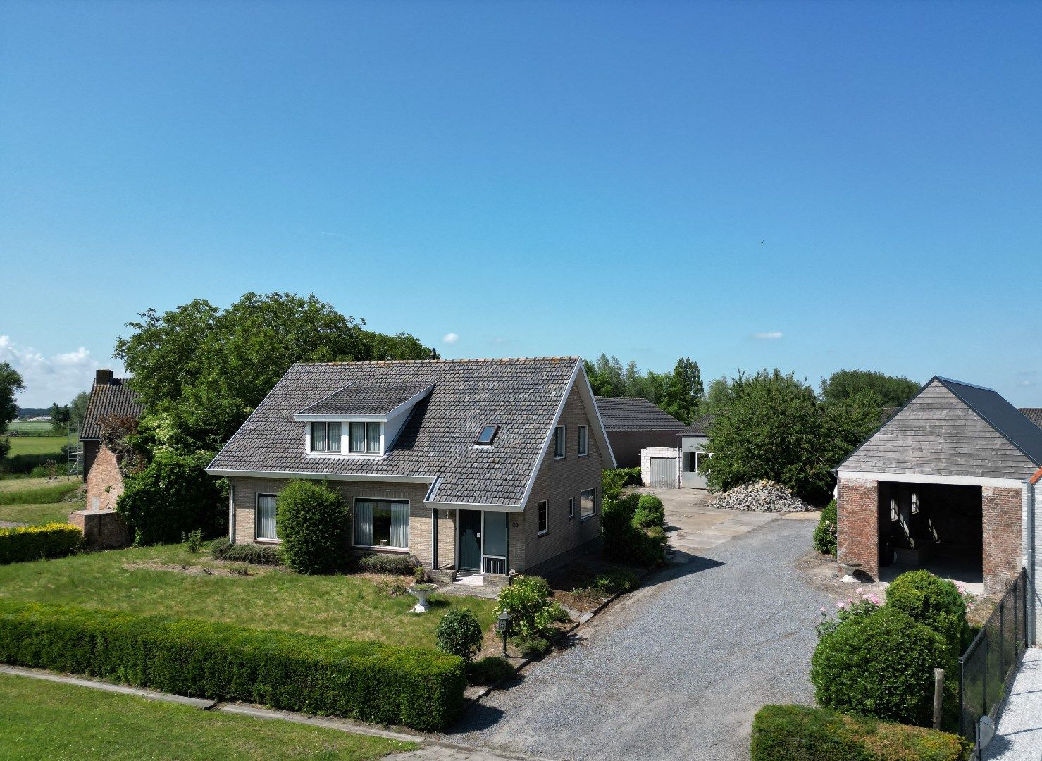 Landelijk wonen met grote schuren foto {{pictureIndex}}