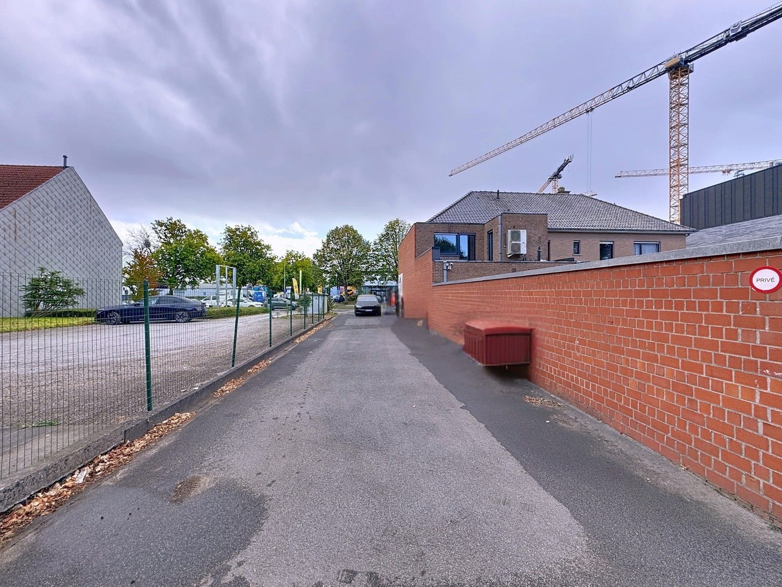 Instapklaar en geïsoleerde OPSLAGRUIMTE (384m²) met hoge sectionaalpoort op TOP-LIGGING te 8200 Brugge (Sint-Michiels)! foto 10