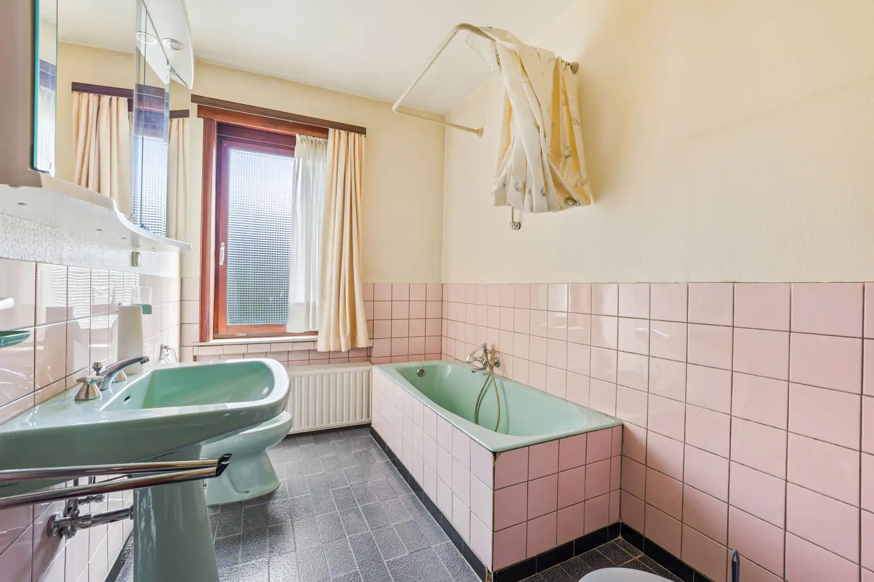Goed gelegen woning met 4 slaapkamers en garage foto 11