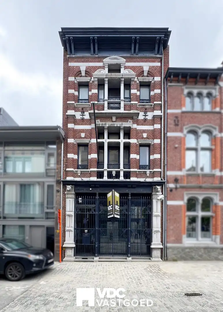 Uniek wonen & werken in hartje Tongeren – karakterpand met handelsgelijkvloers en ruim appartement foto {{pictureIndex}}