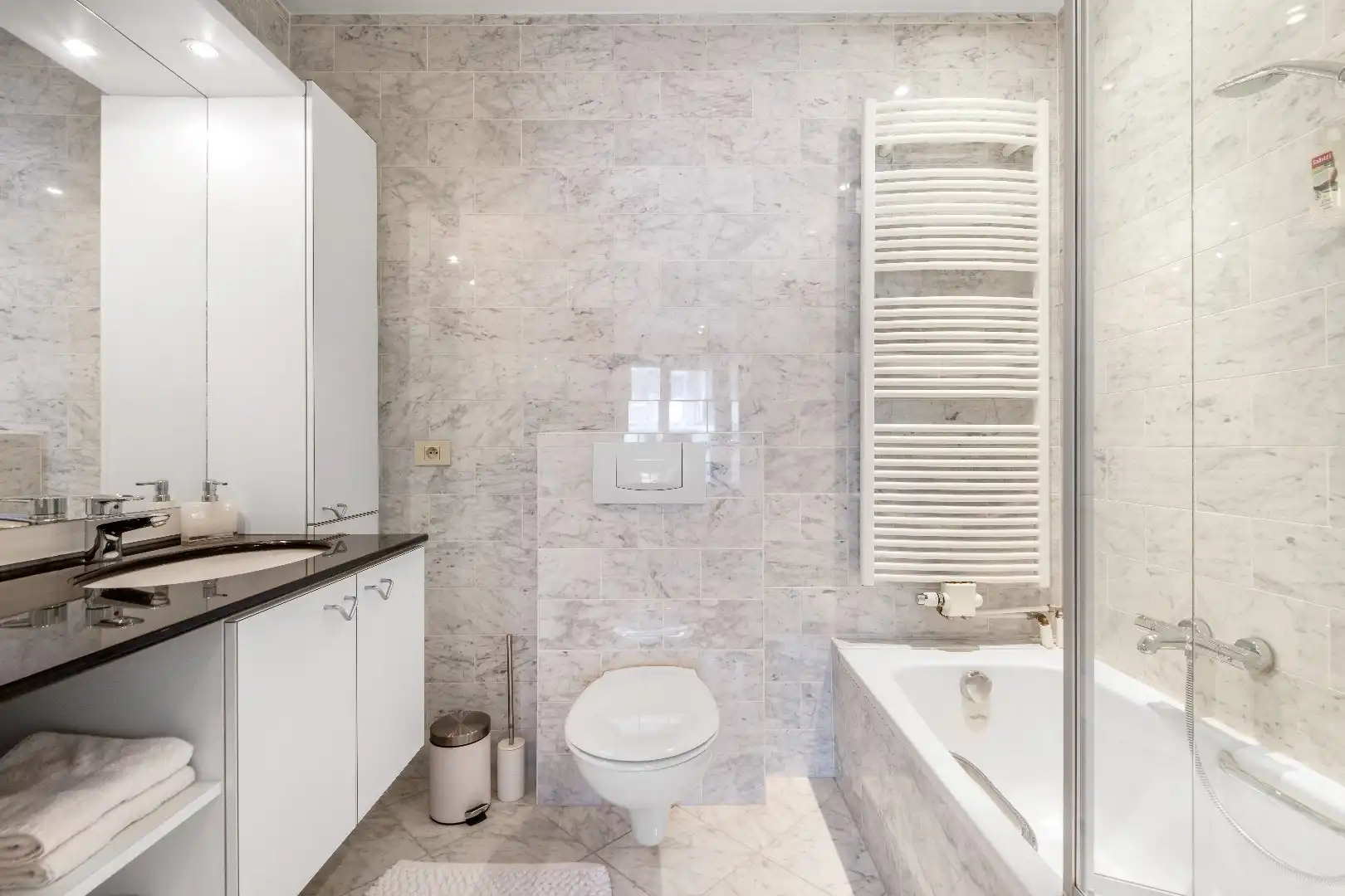 Aangenaam appartement met groot zonneterras gelegen in een rustige zijstraat van de Dumortierlaan. Parking mogelijk. foto 17